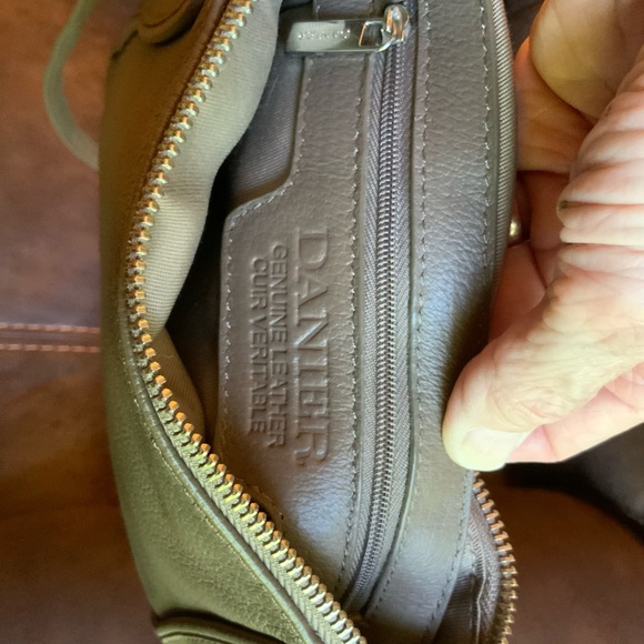 Danier leather crossbody bag - Picture 4 of 8